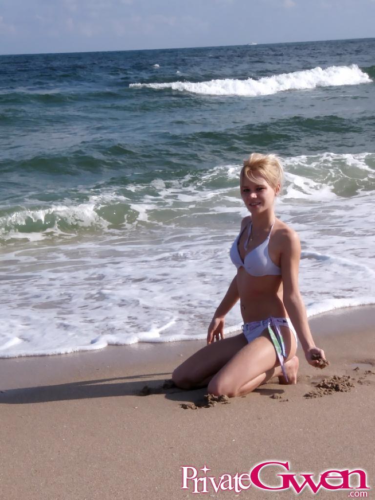 Fotos de gwen teen private besandose con su novia en una playa
 #59839719