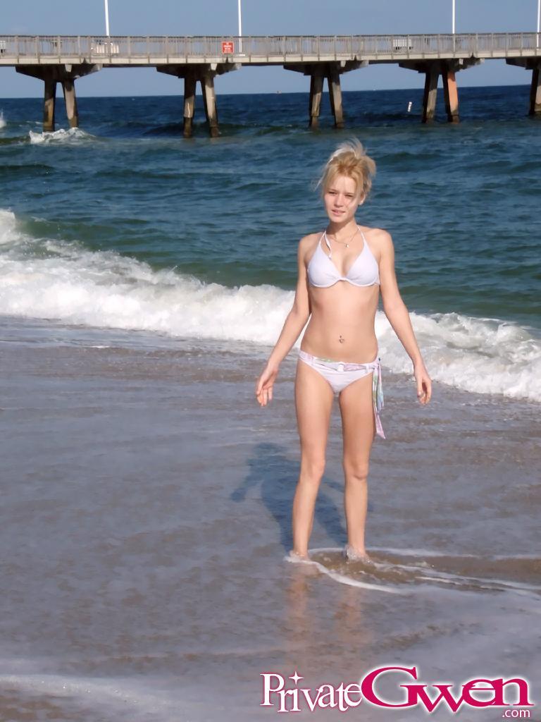 ティーンのプライベートグウェンの写真は、ビーチで彼女のガールフレンドと一緒に作る
 #59839728