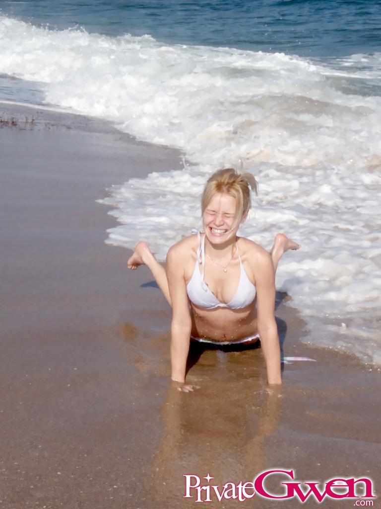 Bilder von Teenie-Privat-Gwen beim Rummachen mit ihrer Freundin am Strand
 #59839735