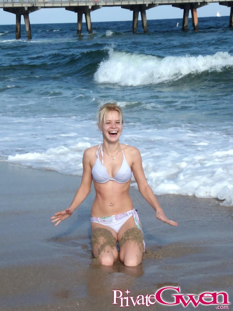 Fotos de gwen teen private besandose con su novia en una playa
 #59839743