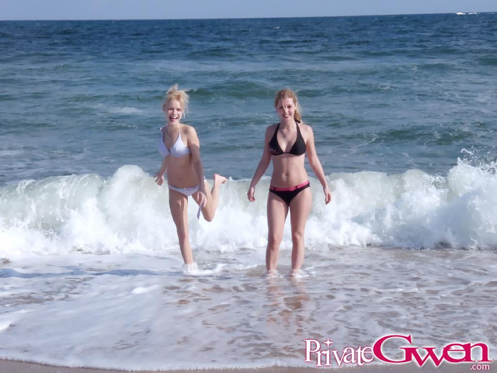 Bilder von Teenie-Privat-Gwen beim Rummachen mit ihrer Freundin am Strand
 #59839757
