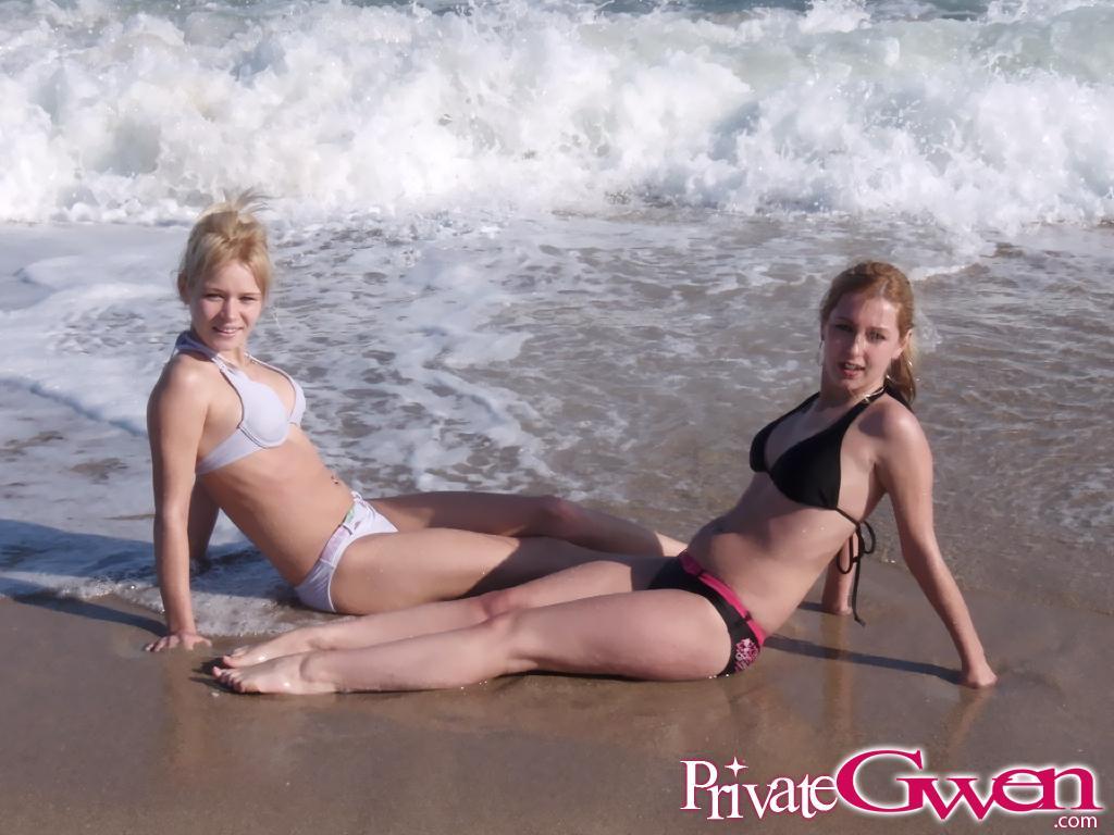 Bilder von Teenie-Privat-Gwen beim Rummachen mit ihrer Freundin am Strand
 #59839775