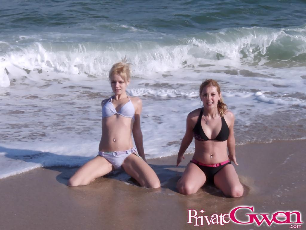 ティーンのプライベートグウェンの写真は、ビーチで彼女のガールフレンドと一緒に作る
 #59839783