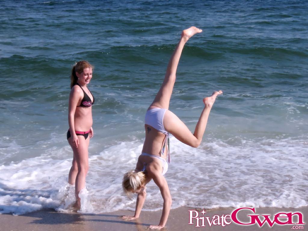 Bilder von Teenie-Privat-Gwen beim Rummachen mit ihrer Freundin am Strand
 #59839792