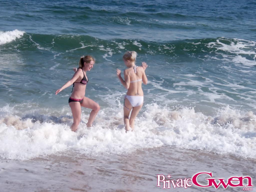 Fotos de gwen teen private besandose con su novia en una playa
 #59839801