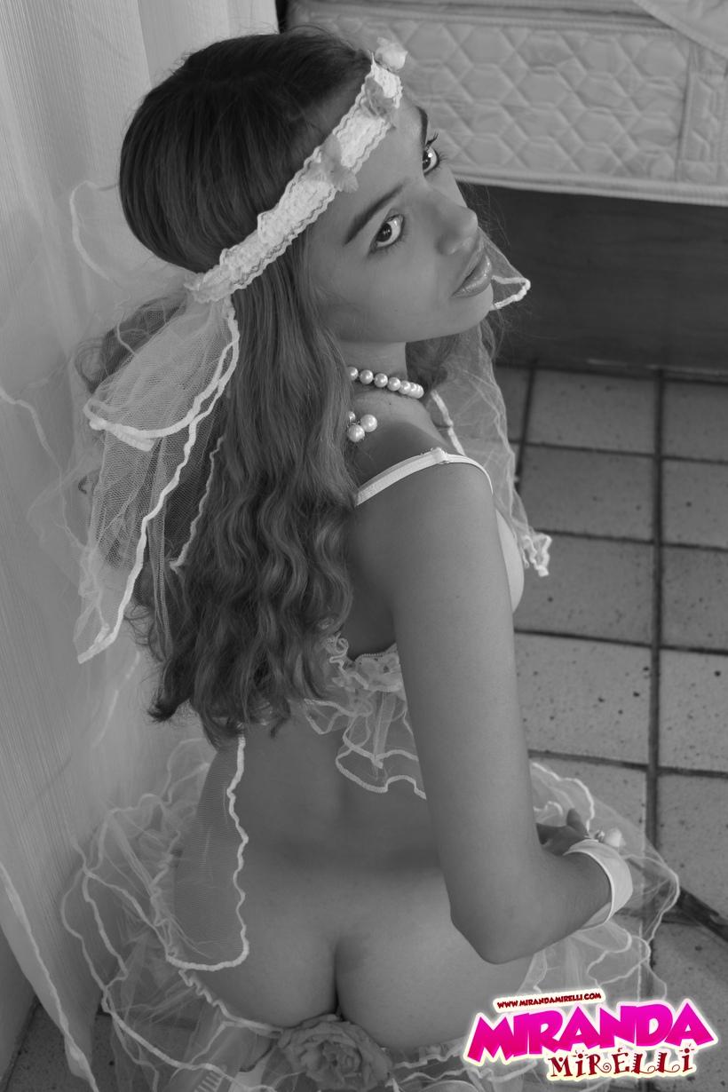 Miranda mirelli verkleidet sich als sexy Braut in Schwarz und Weiß
 #59572903