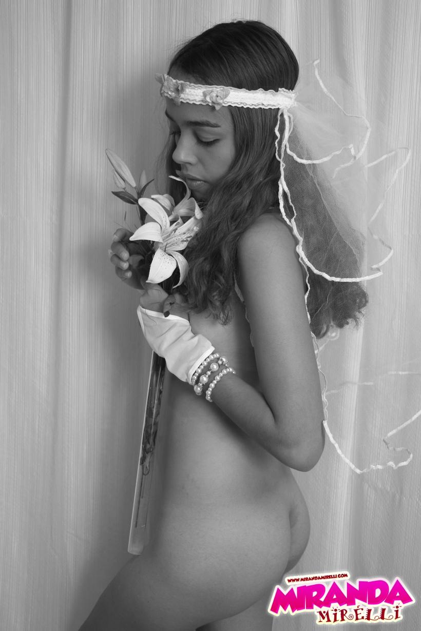 白と黒でセクシーな花嫁に扮したミランダ・ミレッリ
 #59572989