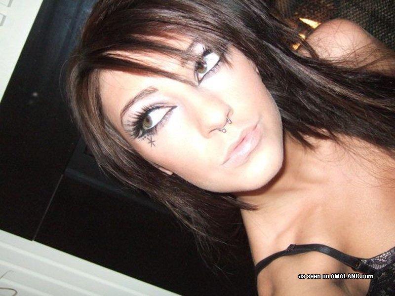 Bilder von einem heißen Amateur Kinky Emo Babe's sexy Selfpics
 #60640574
