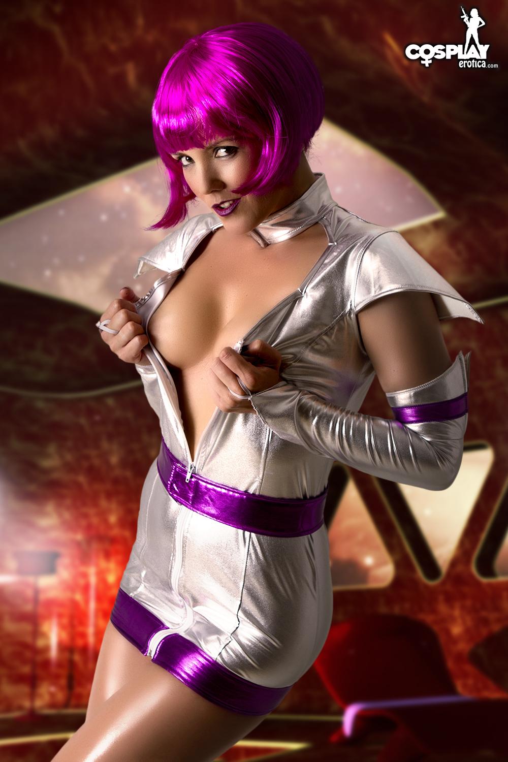 Cosplay hottie gogo expose son corps chaud dans le costume
 #54560088