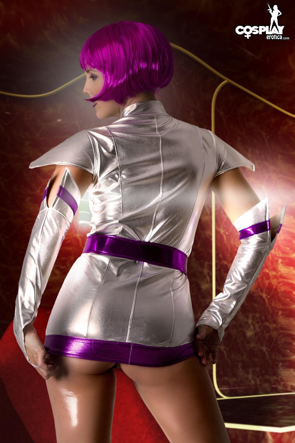 Cosplay hottie gogo expose son corps chaud dans le costume
 #54560116