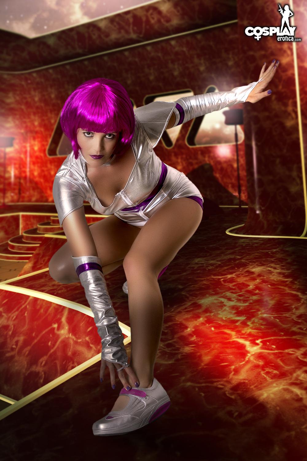 Cosplay hottie gogo expose son corps chaud dans le costume
 #54560155