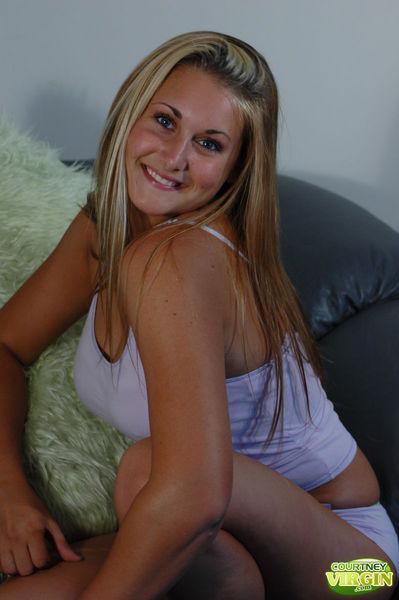 コートニーバージンの写真は、ソファの上に彼女の体を公開する
 #53873367