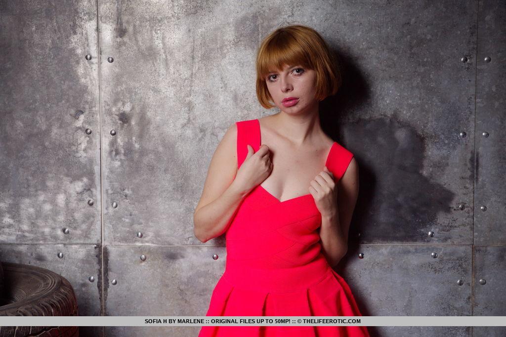 La modelo pelirroja sofia h se despoja de su vestido rojo para ti
 #59981753