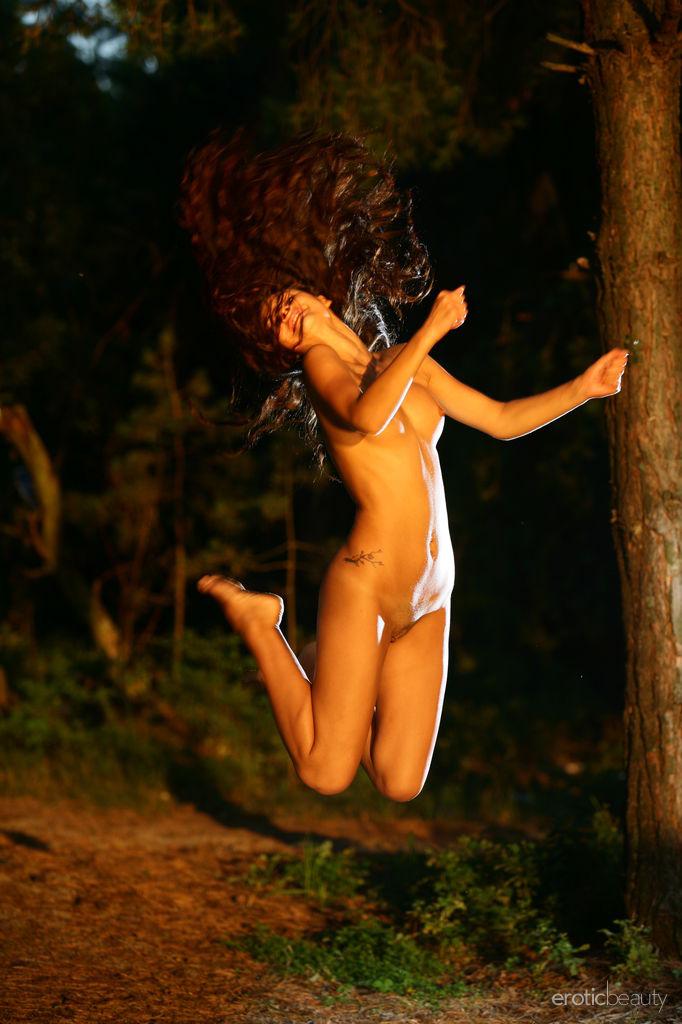 La joven morena Lola B muestra su cuerpo desnudo en el bosque
 #59053763