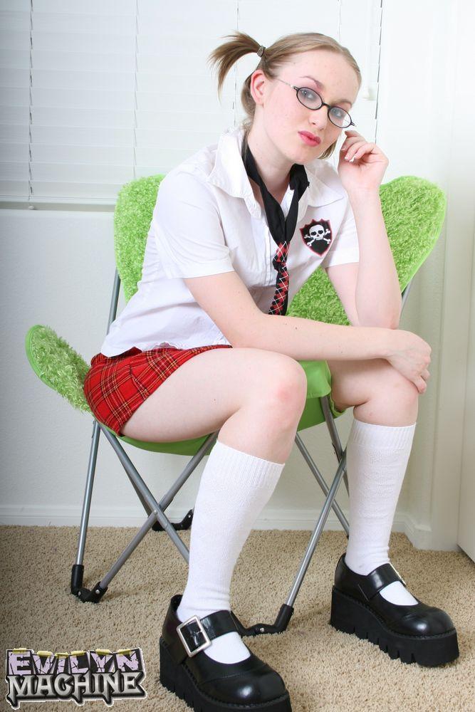 Pictures of teen schoolgirl Evilyn Machine exposing herself to you #61767059