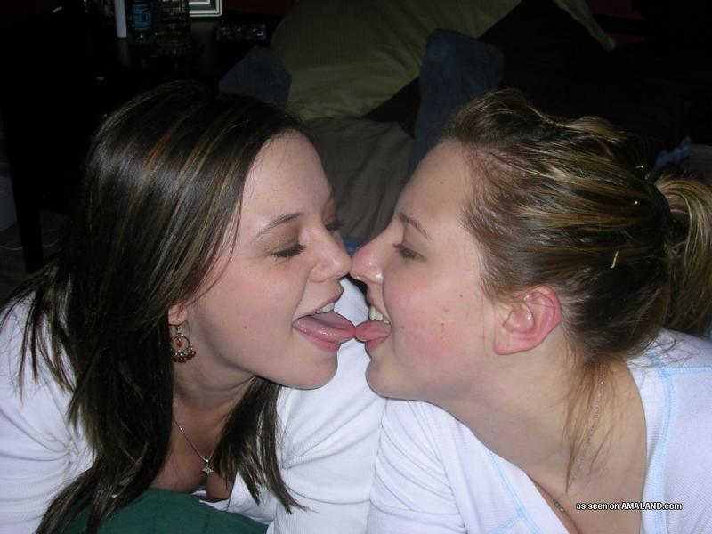 Des amoureuses lesbiennes bien roulées s'amusent à la cam.
 #60645113