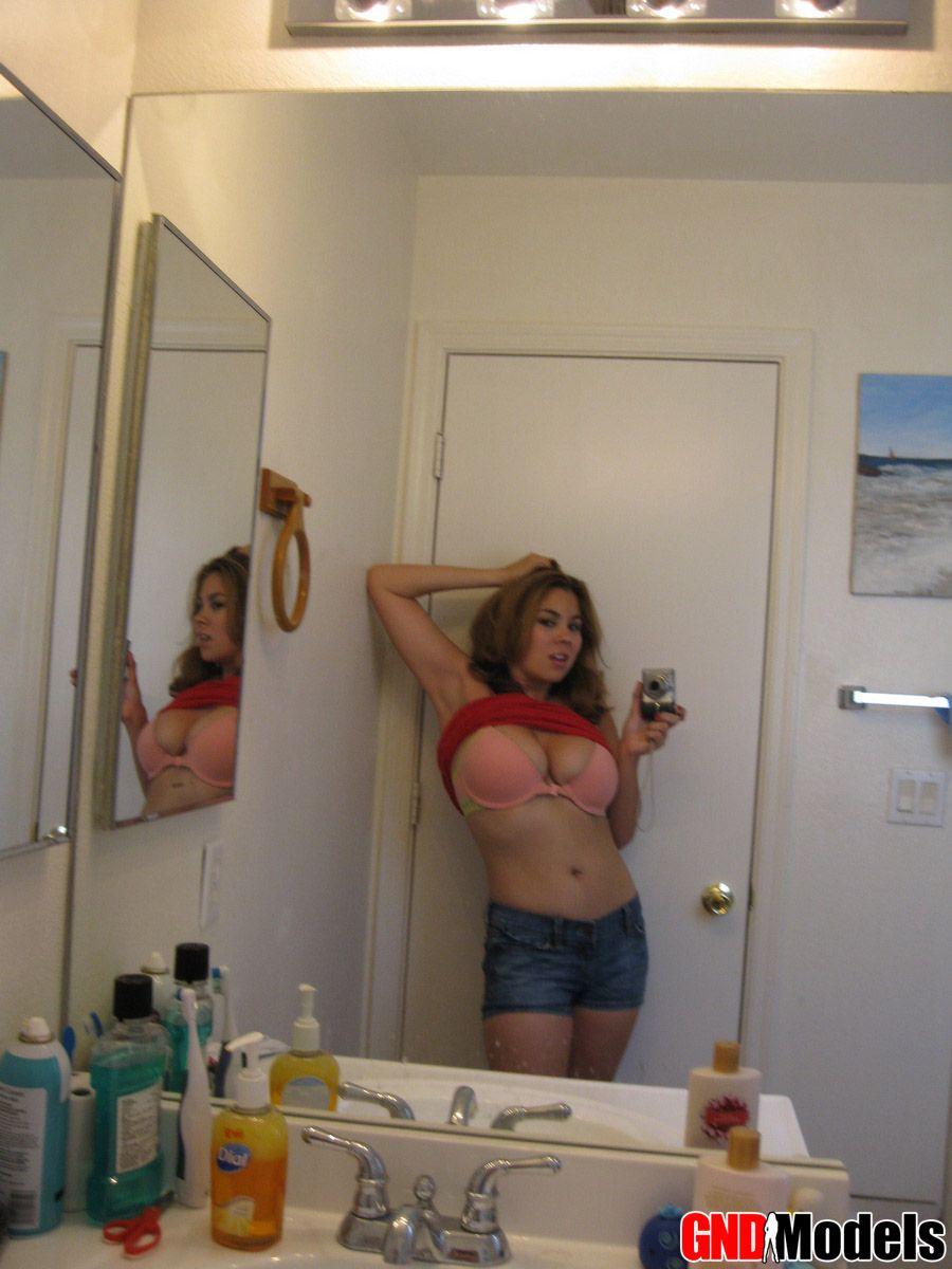 Photos d'une petite amie sexy prenant des photos d'elle-même
 #60501743