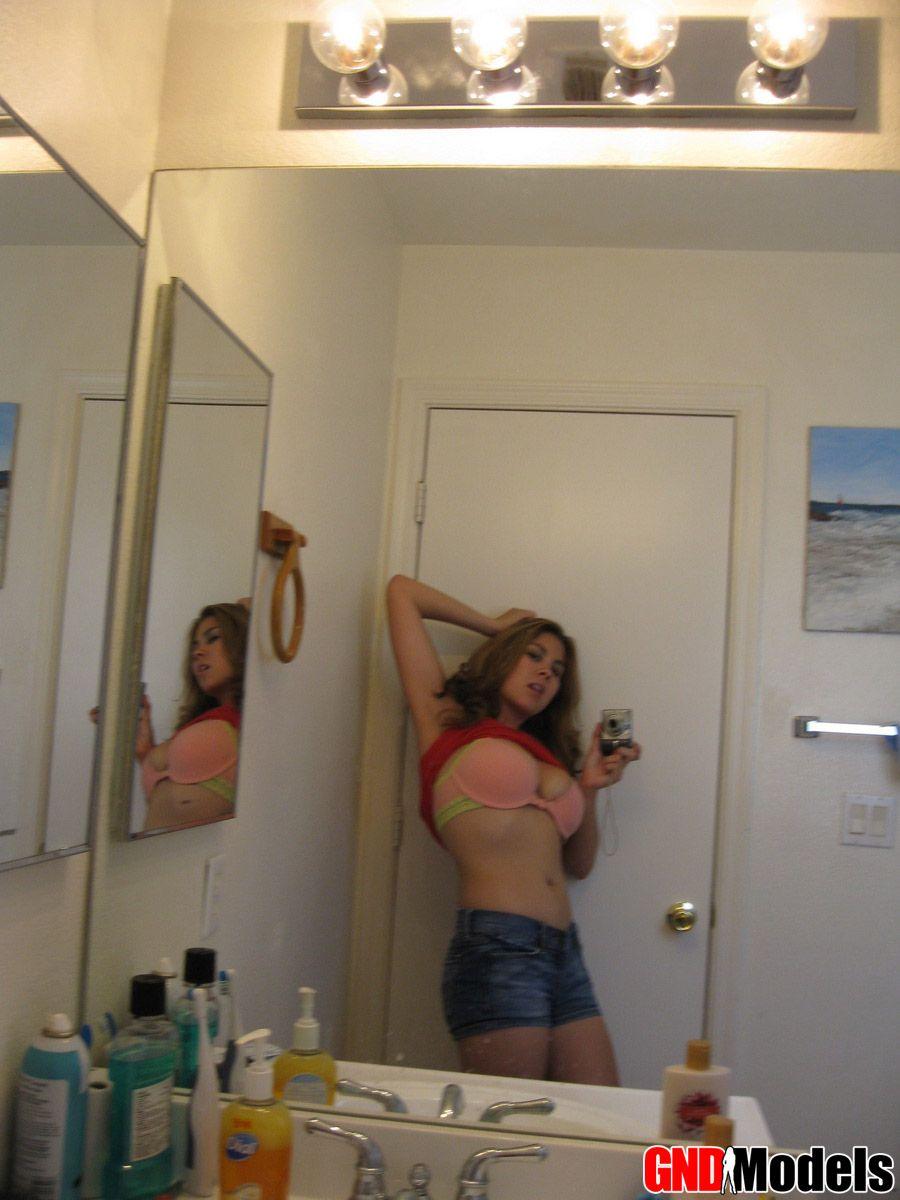 Photos d'une petite amie sexy prenant des photos d'elle-même
 #60501774