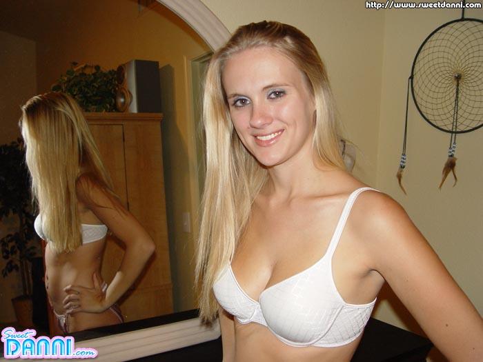 Bilder von Teen Hottie Sweet Danni hängen in ihrer Unterwäsche ab
 #60027761