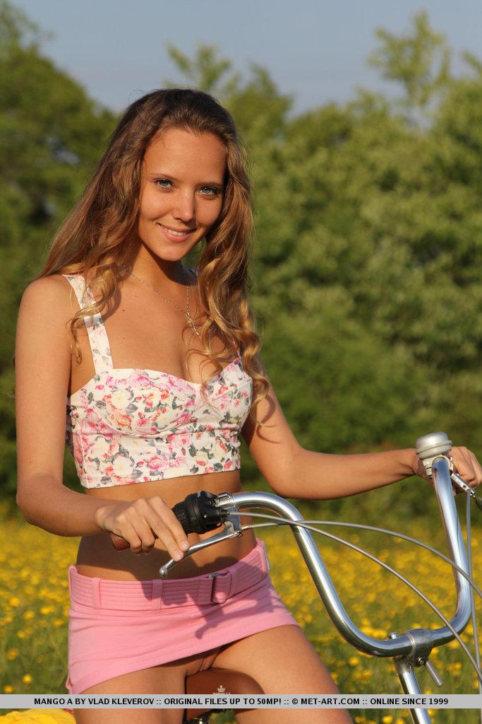 十代の美しさマンゴーの写真は彼女の自転車に乗ってホット取得
 #58163342