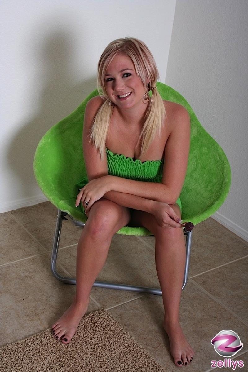 Bilder vom heißen Teenie-Mädchen Austin, das an einem Lutscher saugt
 #60936183