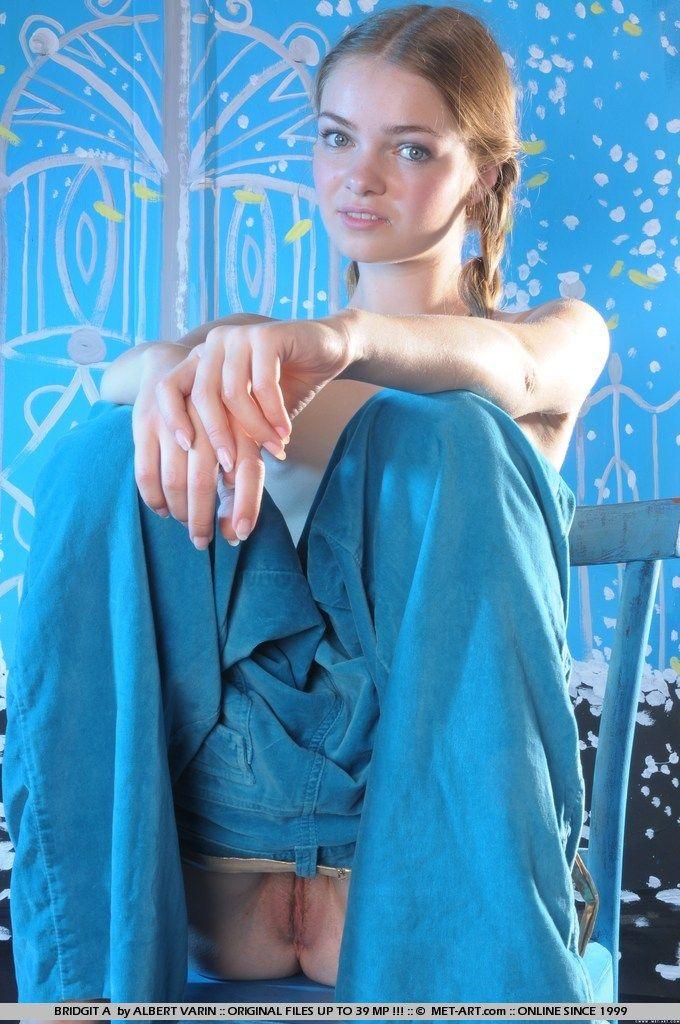 Bridgit aの写真は、彼女のおさげだけを着て
 #53526661