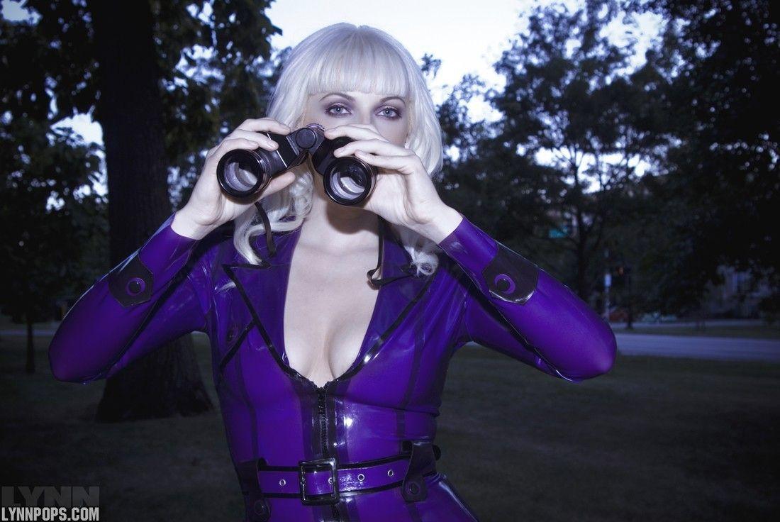 Photos de la jeune star Lynn Pops en cuir violet, toute perverse
 #59144650