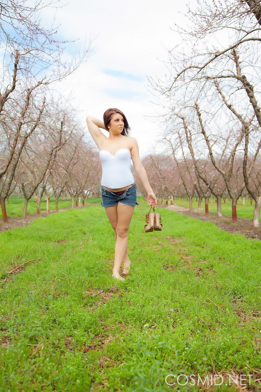 La pelirroja tetona aubrey se desnuda en los cerezos en flor
 #53354061