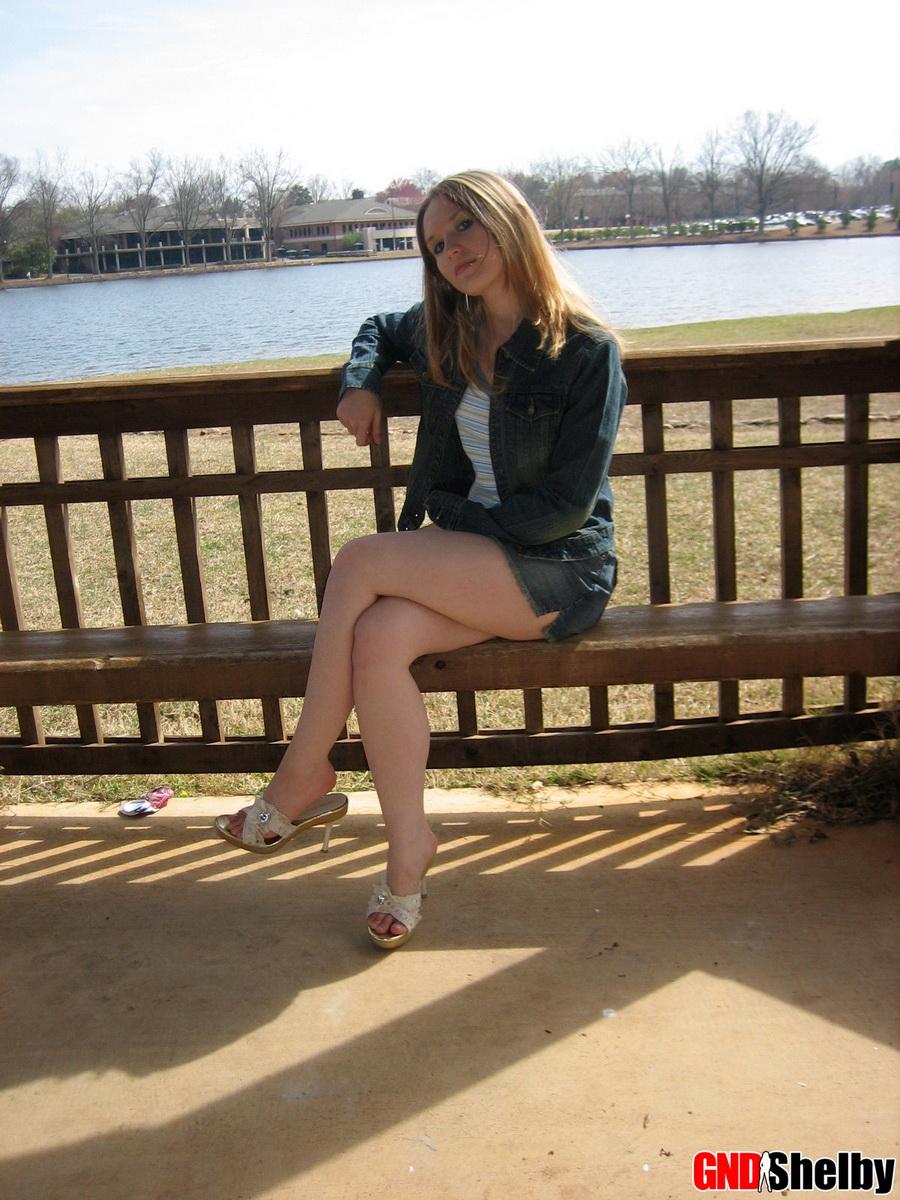 Shelby, jeune mignonne, exhibe ses tétons et sa culotte au bord du lac dans un parc public.
 #58761100