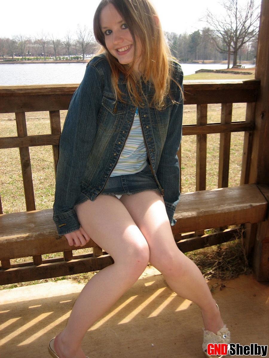 Shelby, jeune mignonne, exhibe ses tétons et sa culotte au bord du lac dans un parc public.
 #58761165