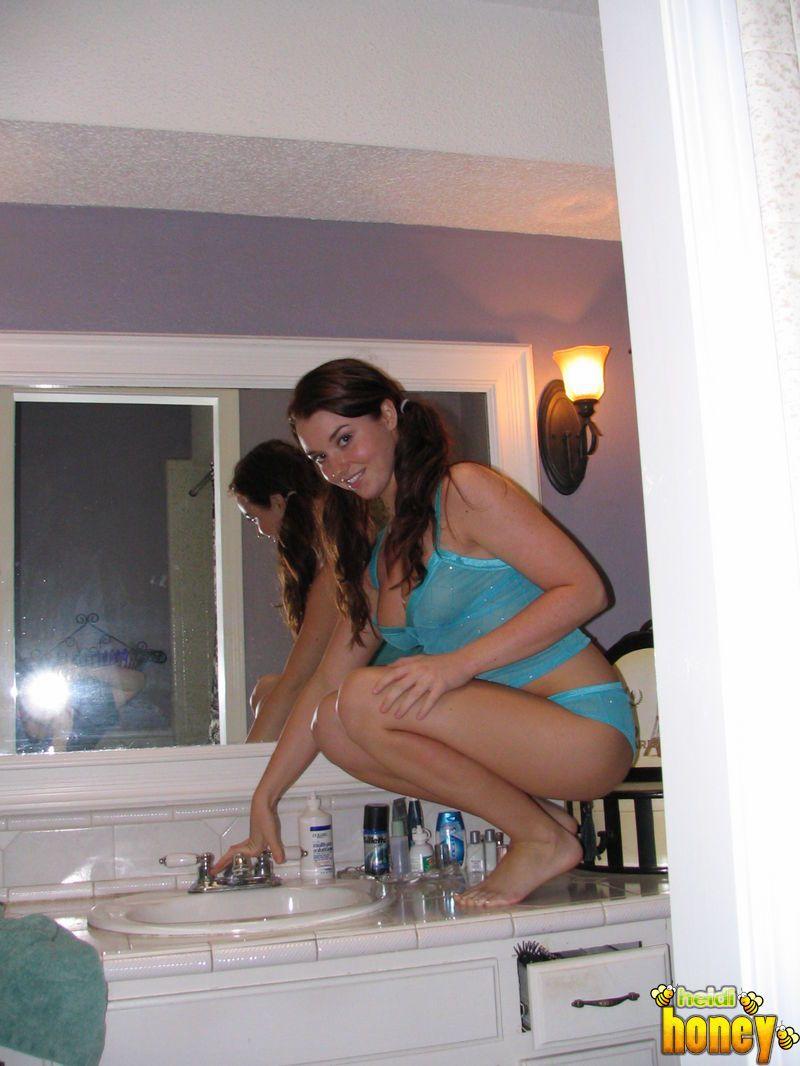 Photos de la jeune Heidi devenant coquine dans la salle de bain
 #54767320