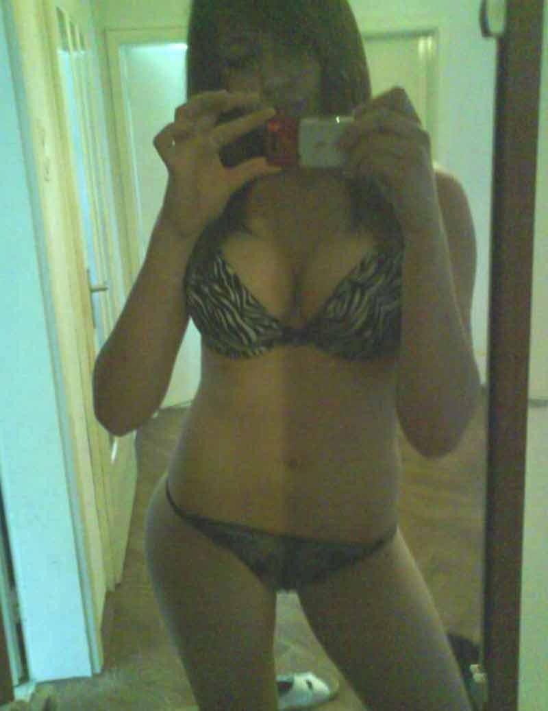 Compilation d'images d'une nana amateur sexy posant en lingerie
 #60921313