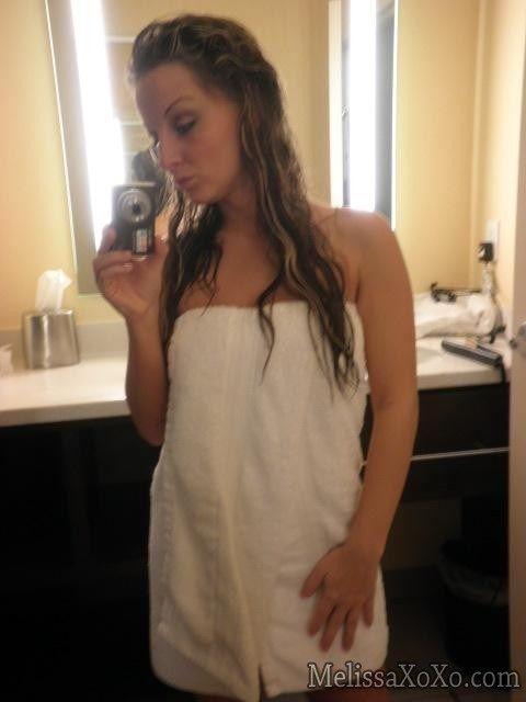 Bilder von Teenie-Star Melissa Xoxo, die sich im Badezimmer auszieht
 #59486560