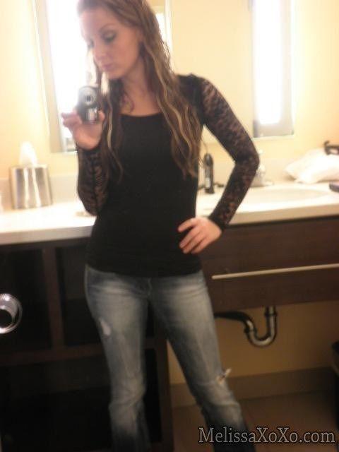 Bilder von Teenie-Star Melissa Xoxo, die sich im Badezimmer auszieht
 #59486689