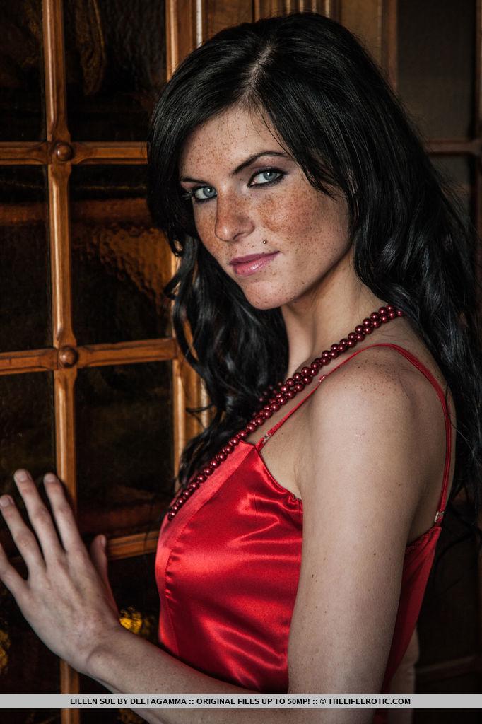 Hübsches Mädchen Margot A zieht ihr rotes Kleid aus und zeigt Ihnen ihre enge Muschi
 #59223389