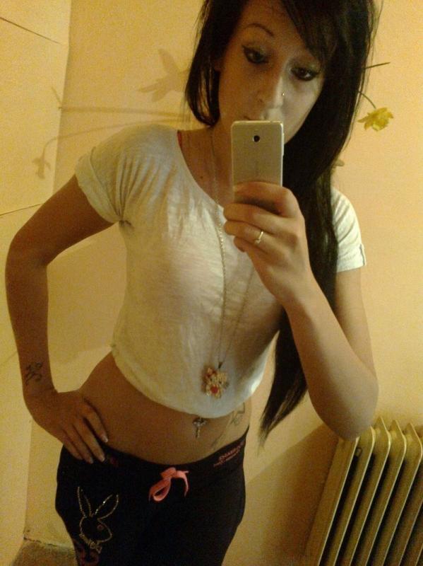 Brünette hottie necken und posieren sexy in heißen Amateur selfpics
 #60635771