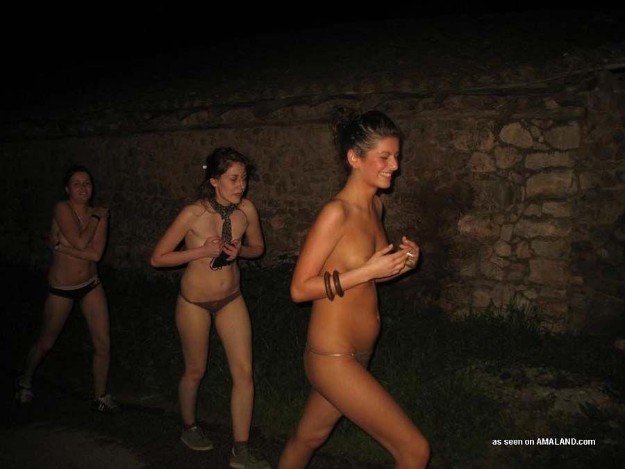 Fotos de lesbianas jóvenes salvajes volviéndose locas
 #60654215