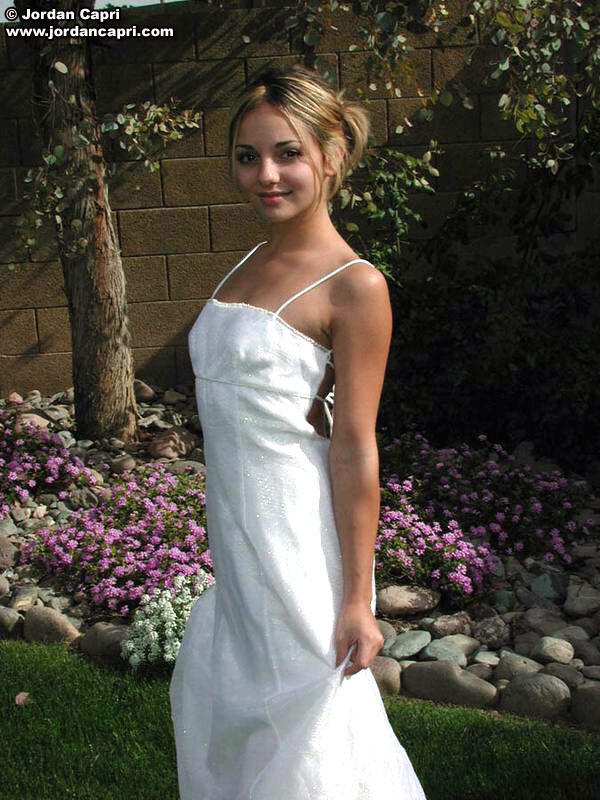 Jordanien draußen in einem weißen Kleid
 #55633247