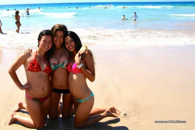 Des étudiantes amatrices en bikini posant de manière sexy en webcam.
 #60656865