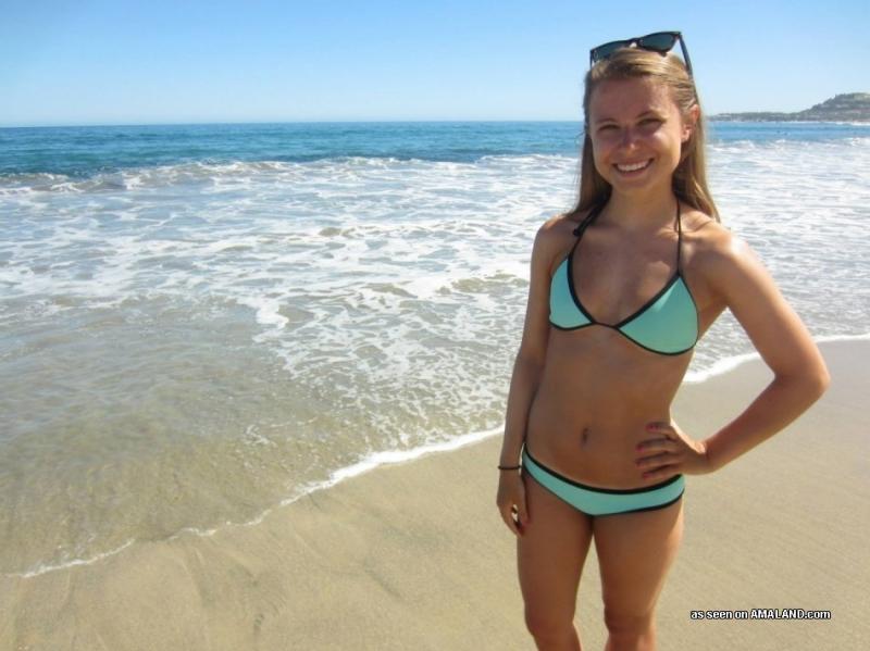 Des étudiantes amatrices en bikini posant de manière sexy en webcam.
 #60656927