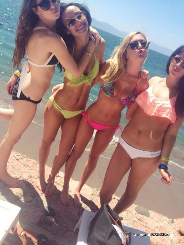 Des étudiantes amatrices en bikini posant de manière sexy en webcam.
 #60656975