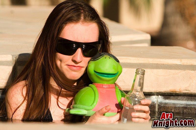 Bilder von ava knight blinkt von hinter ihrem Bikini
 #53380187