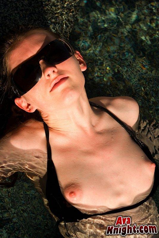 Bilder von ava knight blinkt von hinter ihrem Bikini
 #53380555