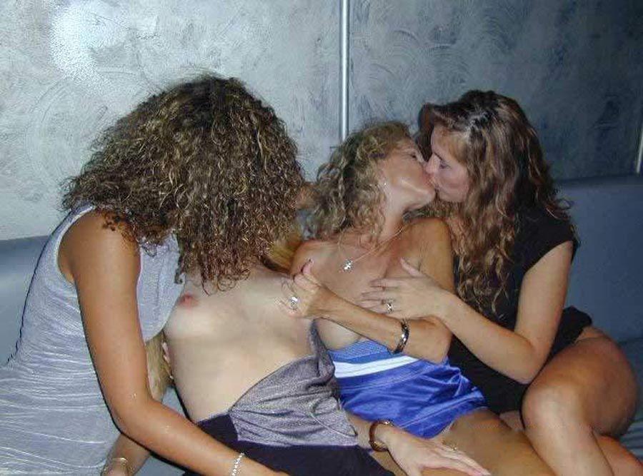 Photos de lesbiennes sauvages en train de baiser
 #60654732