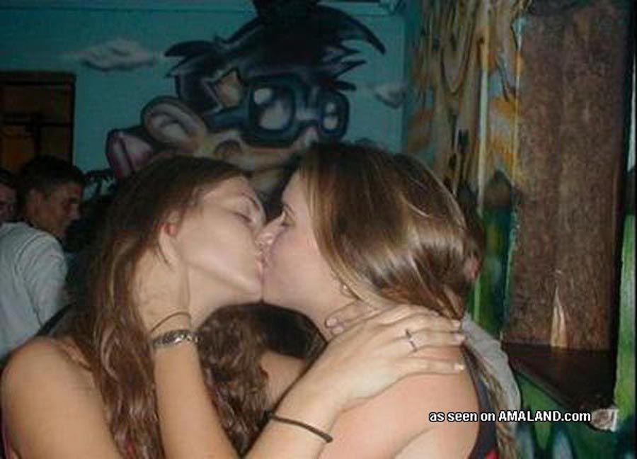 Photos de lesbiennes sauvages en train de baiser
 #60654846