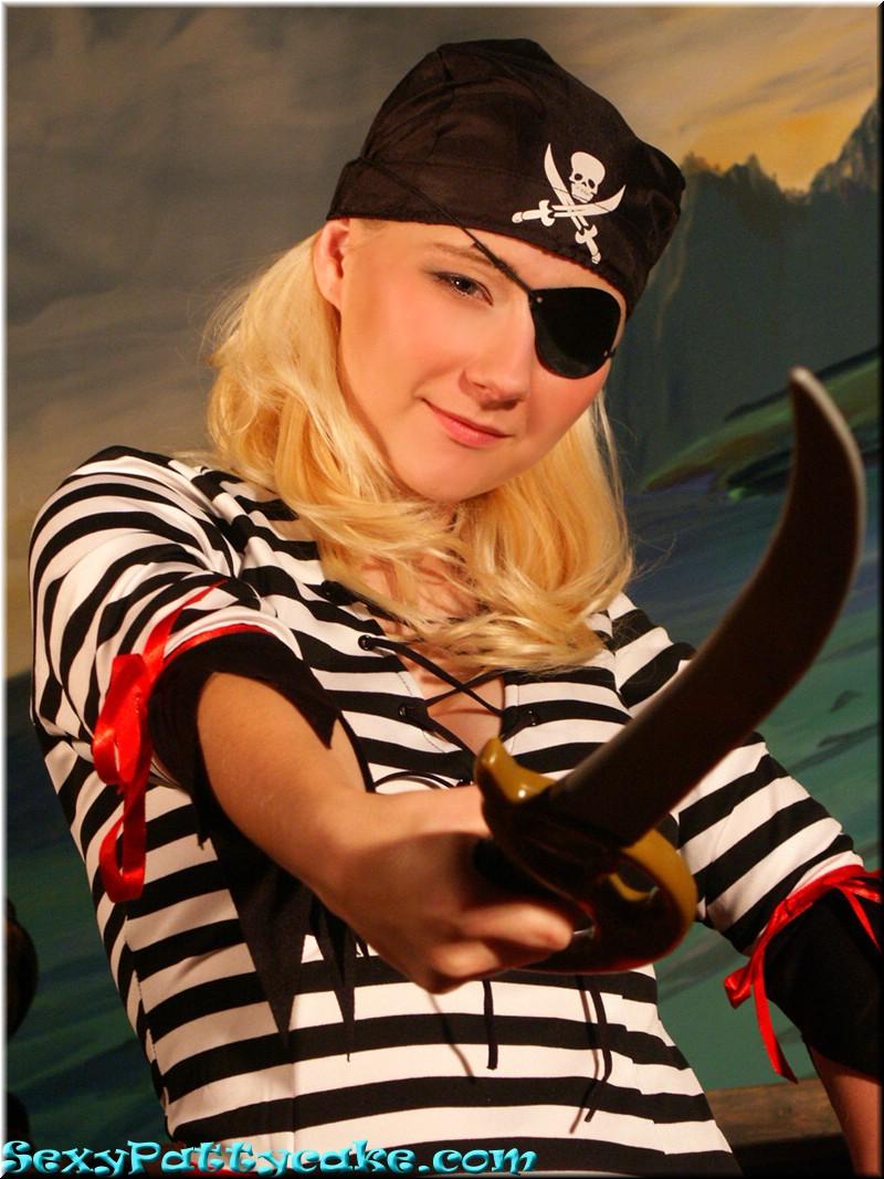 Fotos de pattycake haciendo un cosplay de pirata sexy
 #59954099