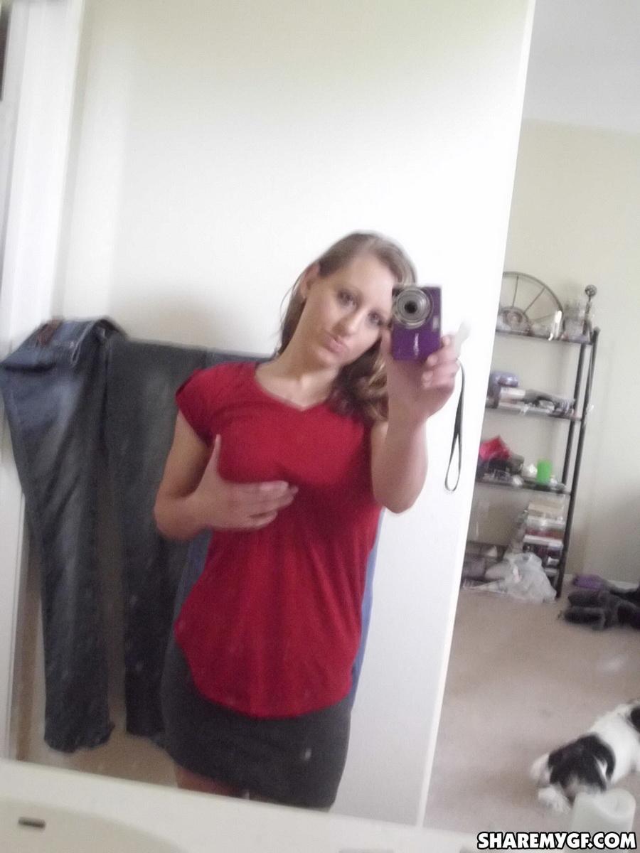 Rubia caliente universitaria comparte sus selfies traviesos de su cuerpo caliente
 #60796004