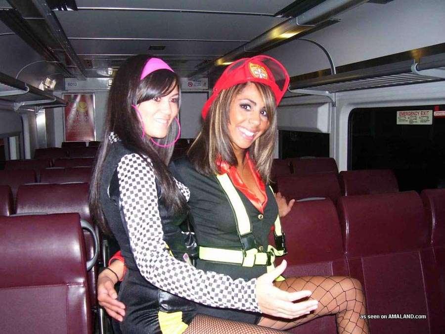 Lesbisches Partymädchen macht sich mit ihrer Freundin nuttig
 #60657741