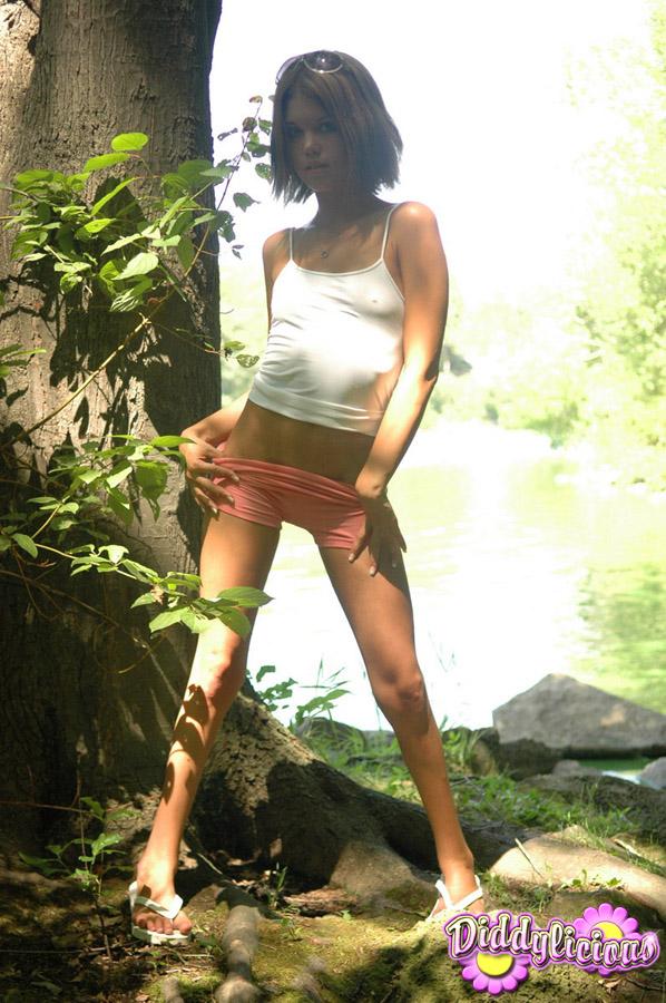 Brünette teen diddylicious neckt in ihrem Tank Top und Shorts im Wald
 #54053581