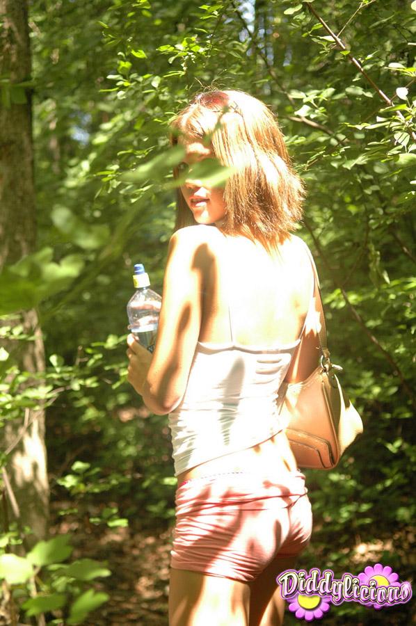 Brunette teen diddylicious si prende in giro nella sua canottiera e pantaloncini nella foresta
 #54053913